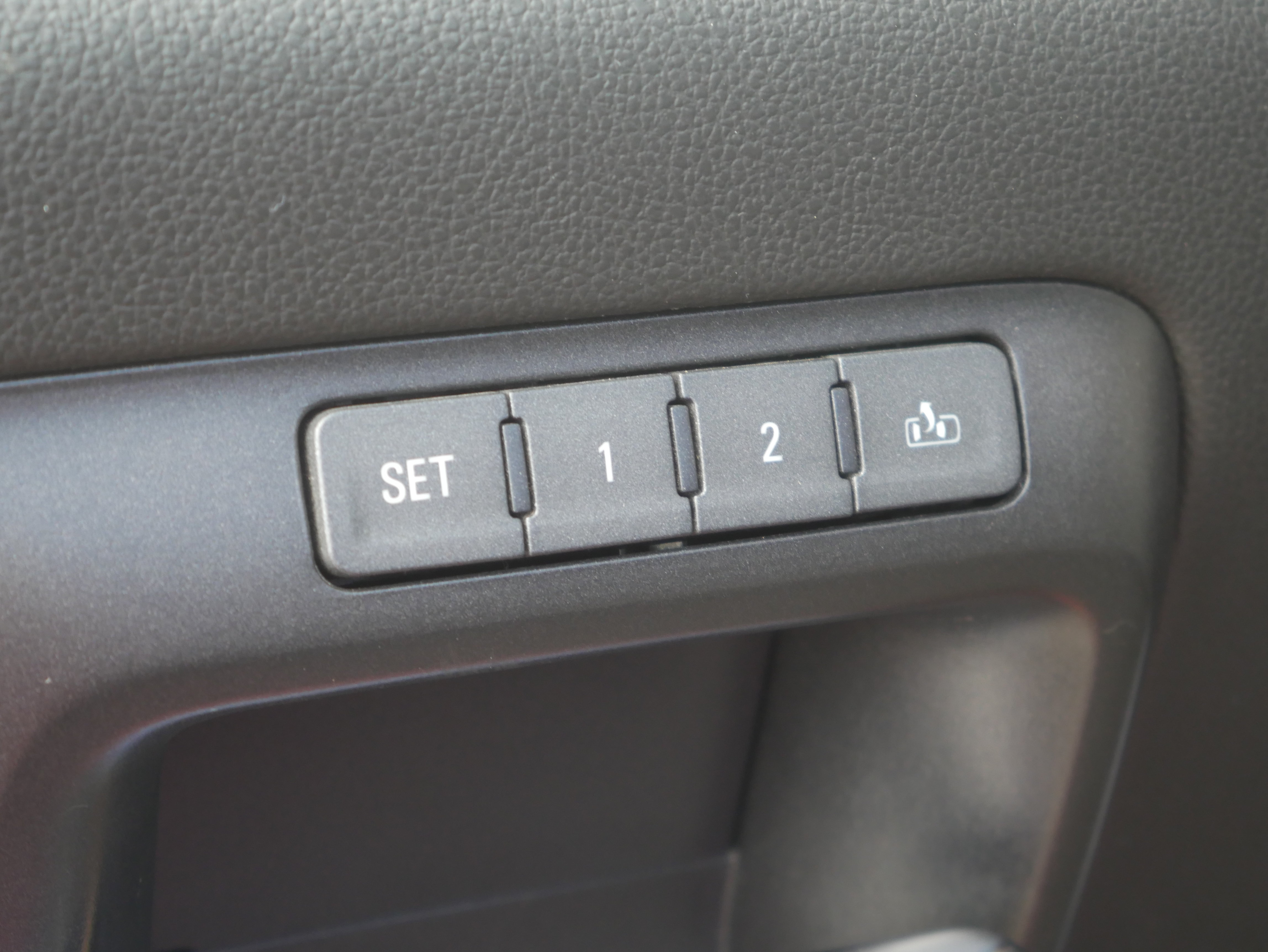 Used 2018 Chevrolet Silverado 1500 LTZ AWD/4WD image 27