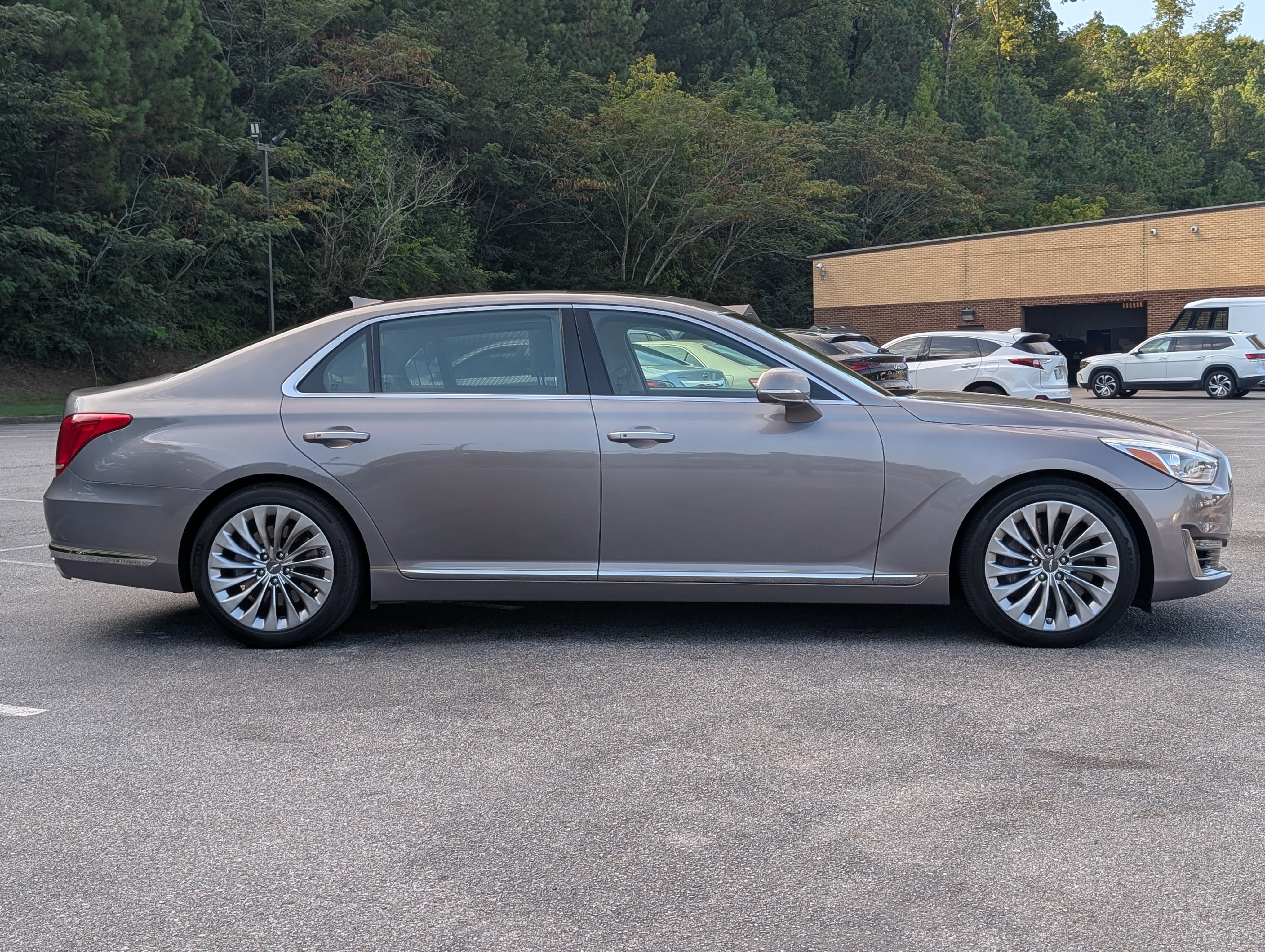 Used 2018 Genesis G90 3.3T Premium RWD image 10