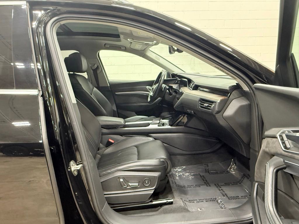 Used 2019 Audi e-tron Prestige w/ Prestige Package AWD/4WD image 35