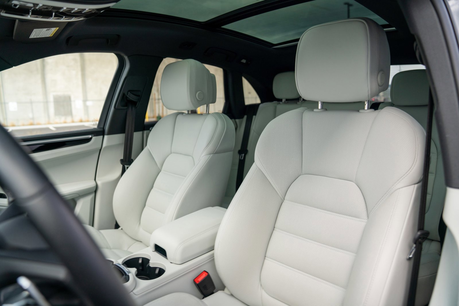 Certified 2025 Porsche Macan image 5