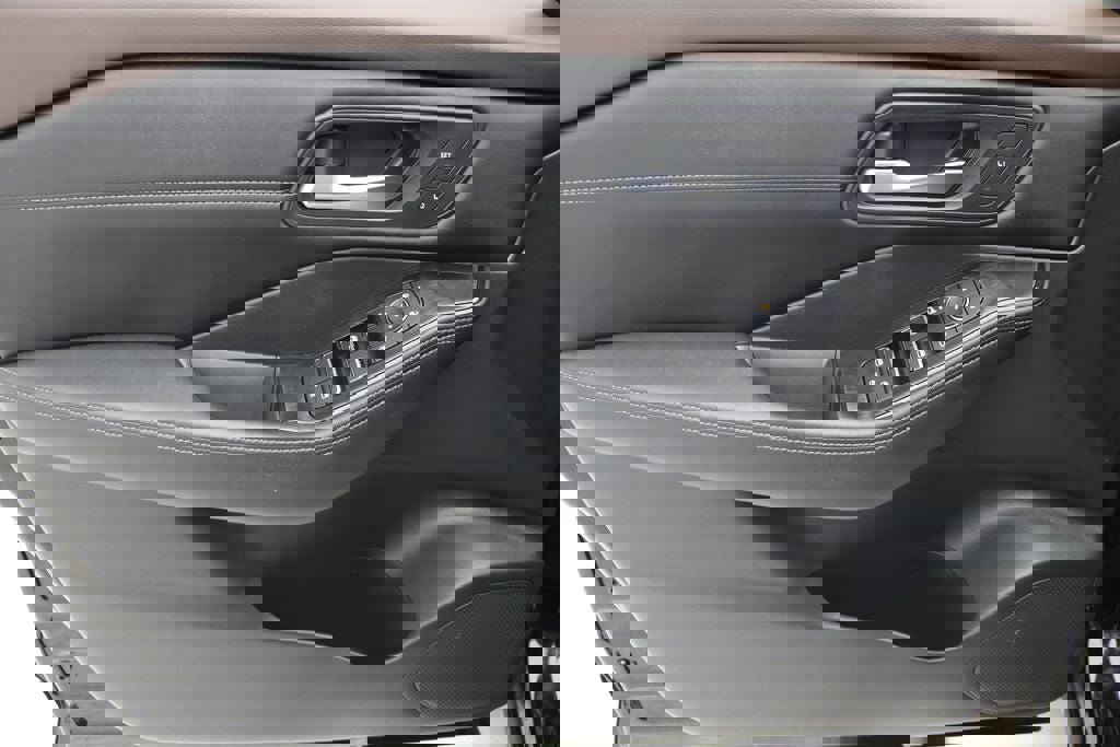 Used 2023 Nissan Rogue SL w/ SL Premium Package image 12