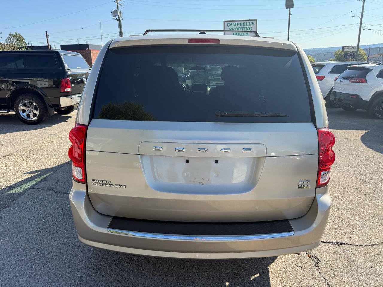 Used 2016 Dodge Grand Caravan SXT image 8