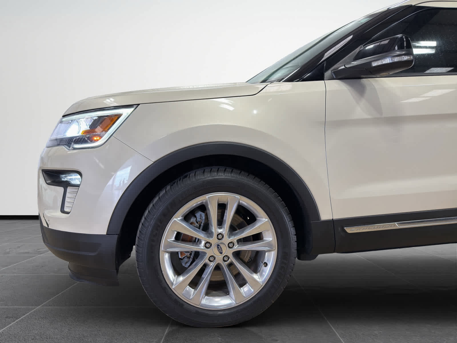 Used 2018 Ford Explorer XLT w/ Equipment Group 202A image 9