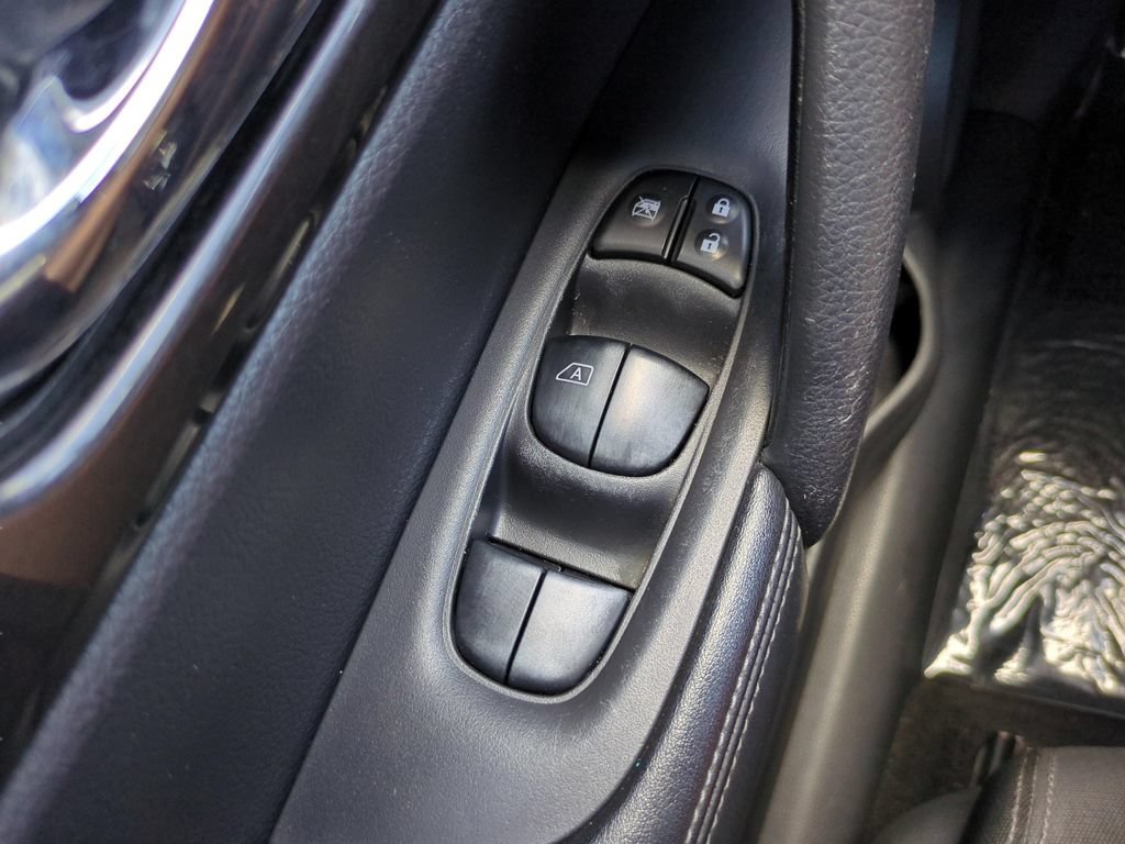 Used 2017 Nissan Rogue SV FWD image 18