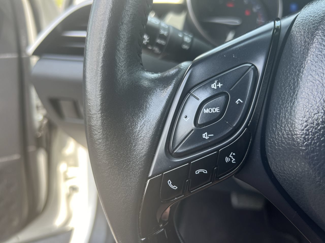 Used 2021 Toyota C-HR Limited FWD image 19