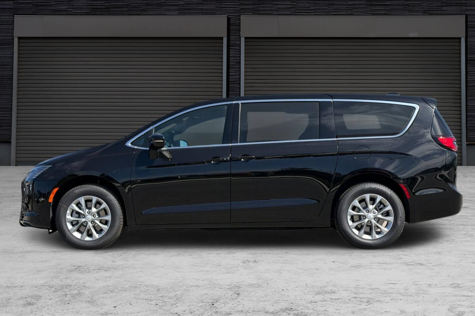 New 2027 Chrysler Pacifica Select w/ Family Tech Group AWD/4WD image 7