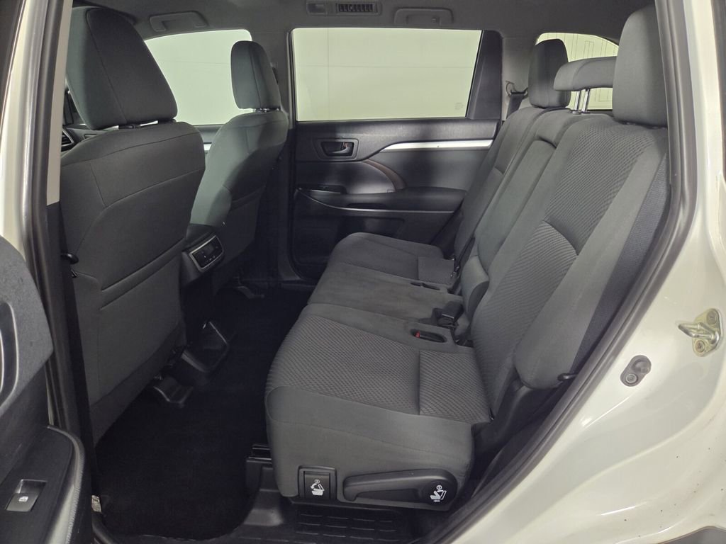 Used 2019 Toyota Highlander LE image 25