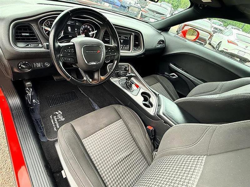 Used 2022 Dodge Challenger SXT RWD image 18