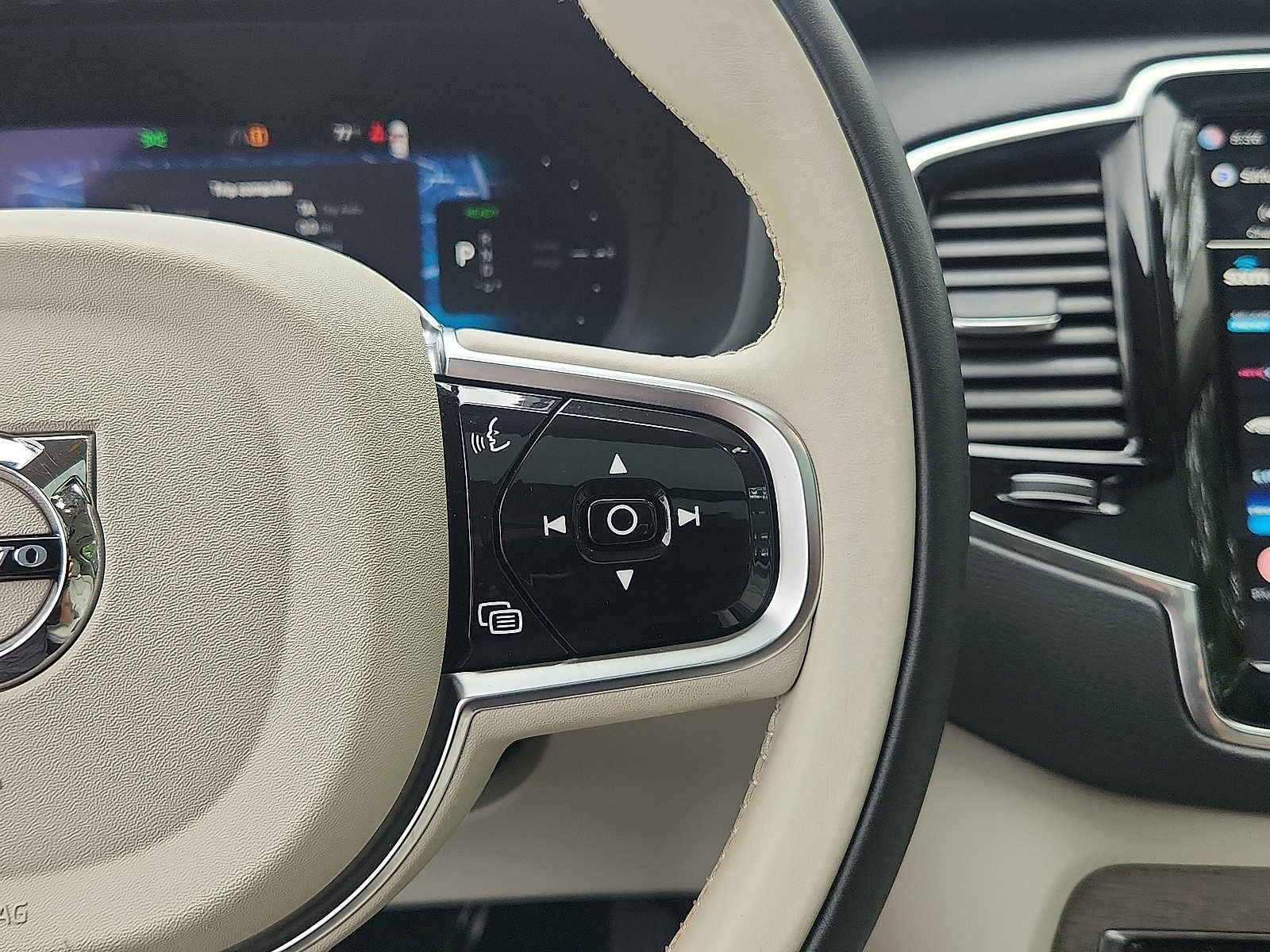 Certified 2025 Volvo XC90 T8 Plus w/ Protection Package AWD/4WD image 21