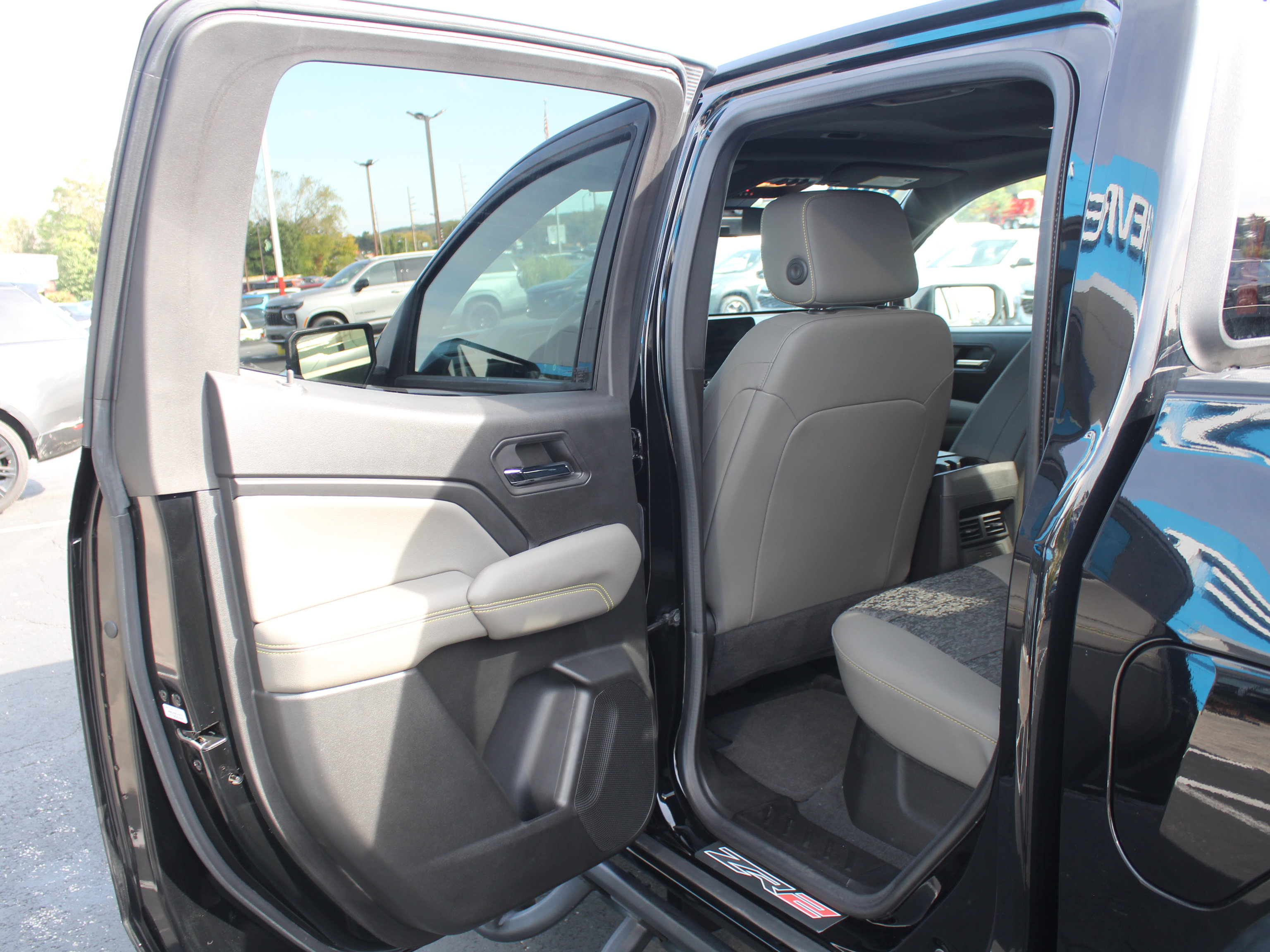 Used 2024 Chevrolet Colorado ZR2 w/ Technology Package AWD/4WD image 22