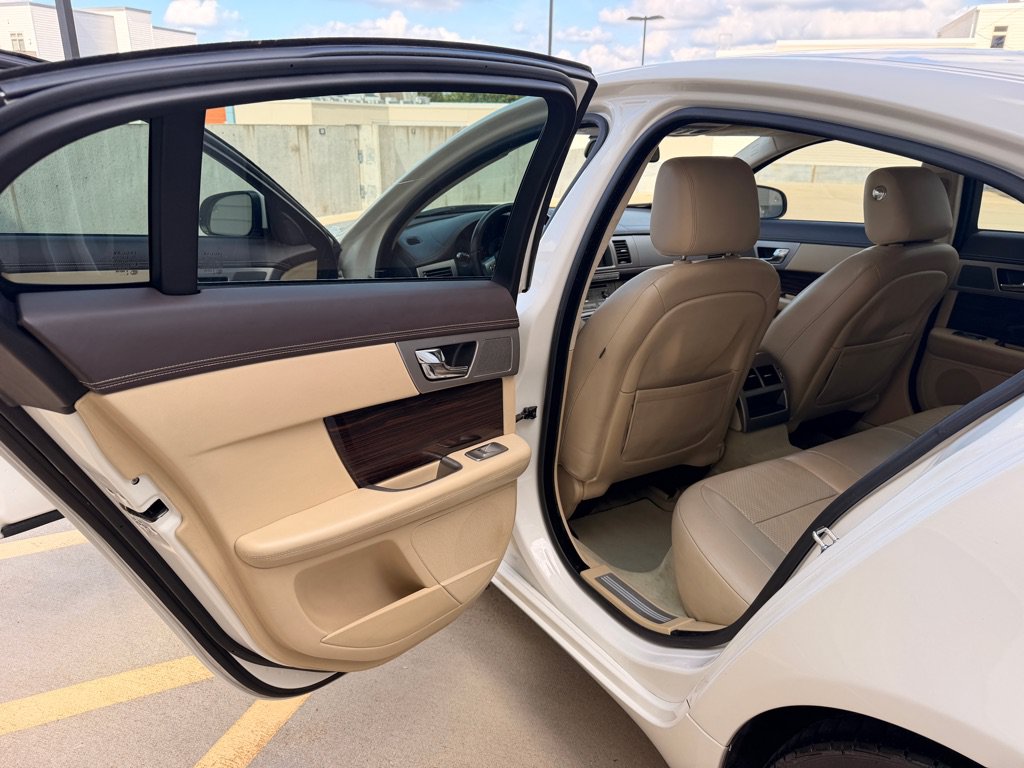 Used 2010 Jaguar XF Premium RWD image 15