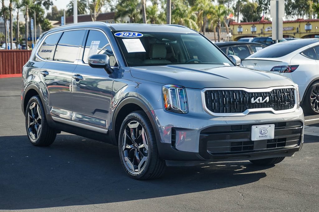 Used 2023 Kia Telluride EX w/ EX Captain's Chair Package FWD image 3