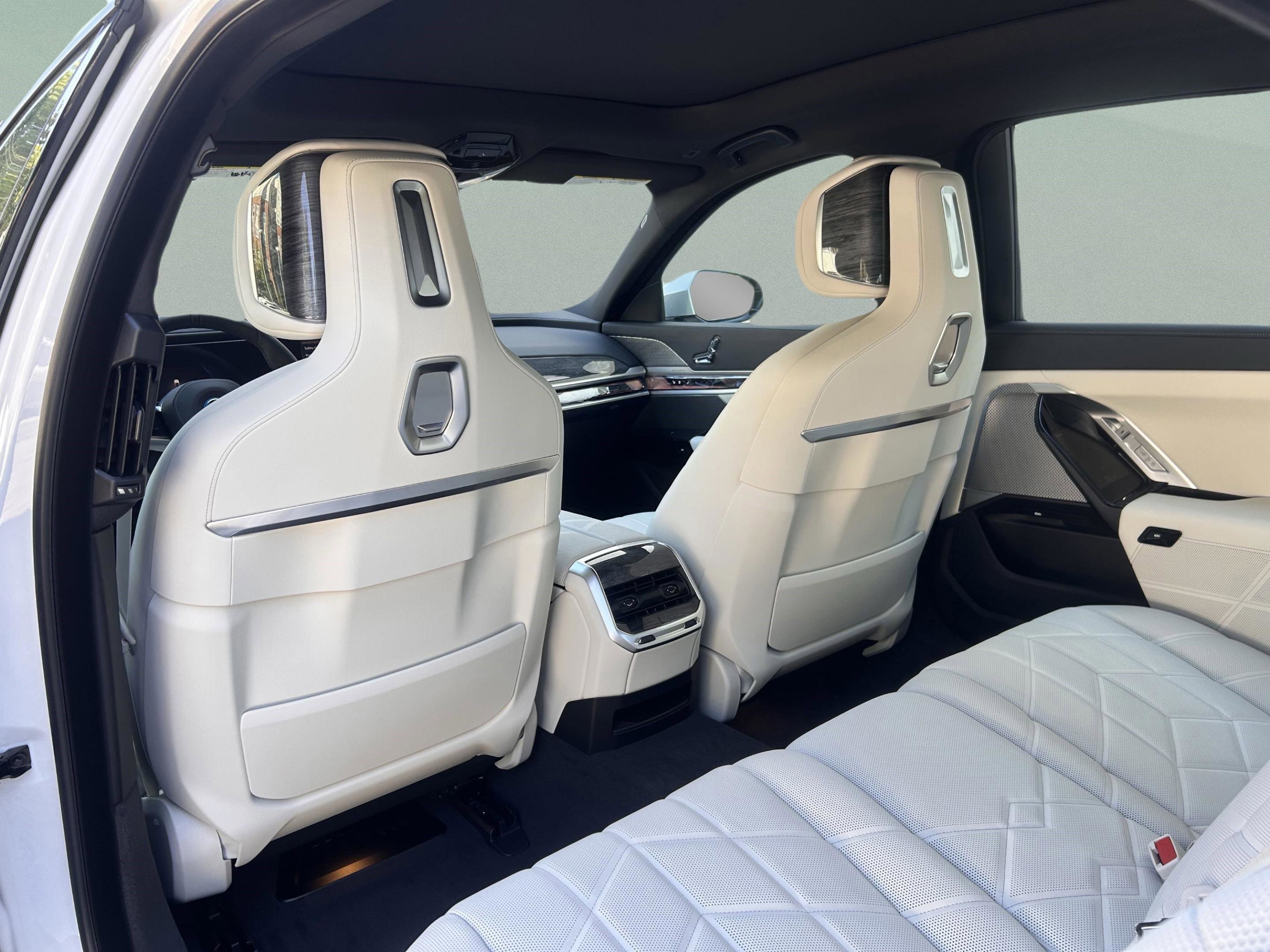 Used 2025 BMW i7 xDrive60 image 30