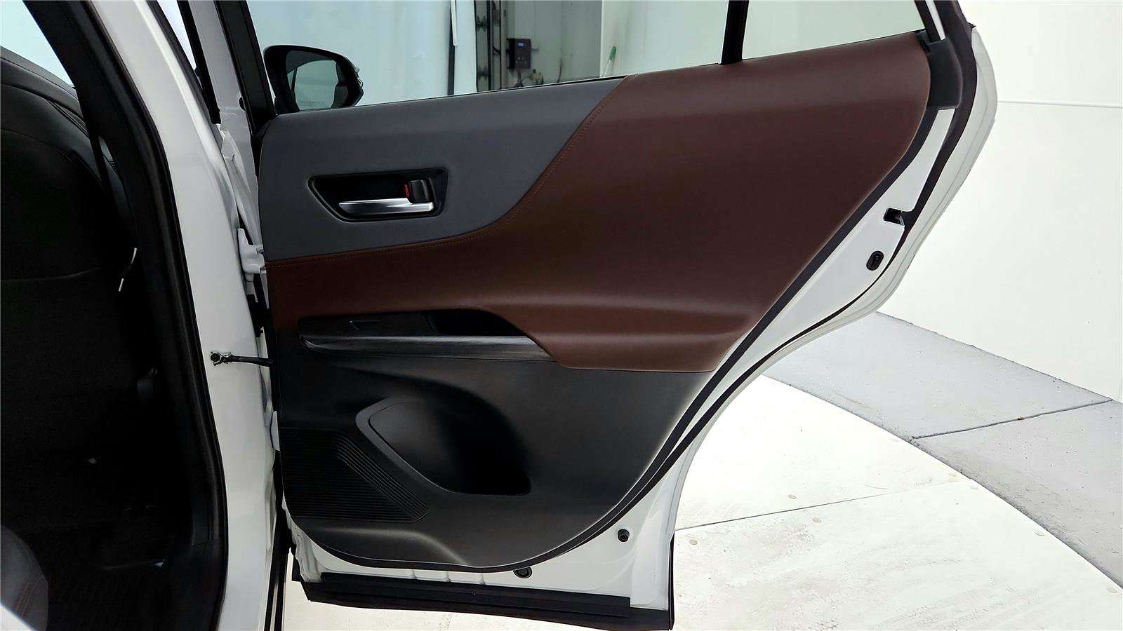 Used 2024 Toyota Venza XLE image 30