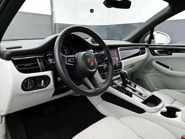 Certified 2025 Porsche Macan image 4