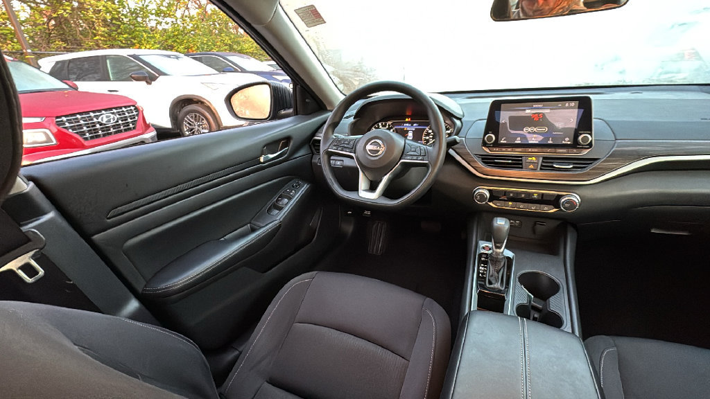 Used 2025 Nissan Altima 2.5 SV FWD image 33