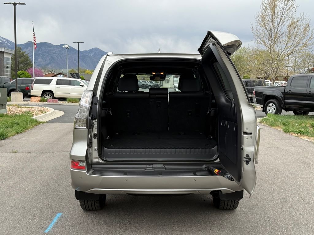 Used 2020 Lexus GX 460 Premium w/ Premium Package image 12