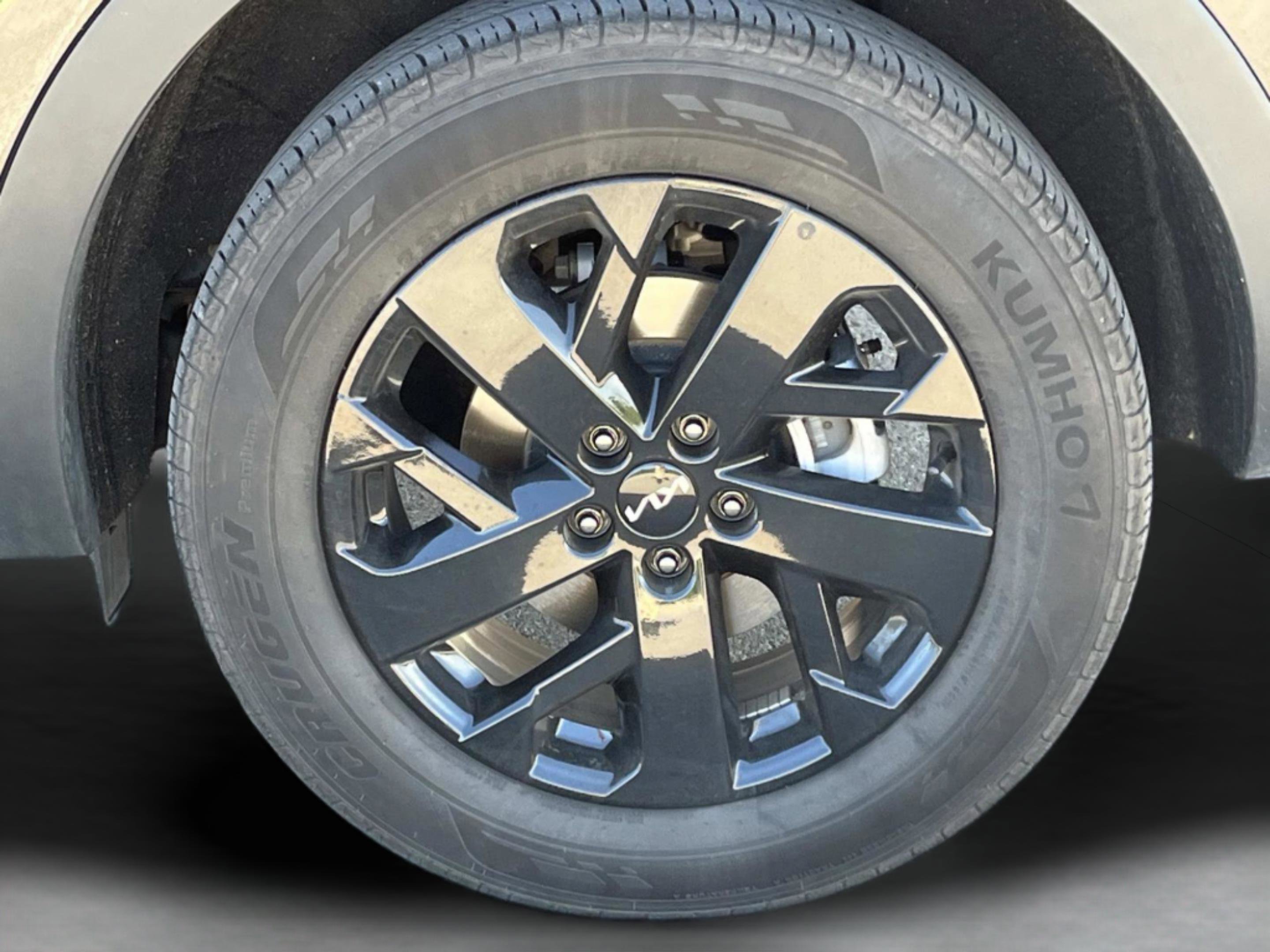 Used 2023 Kia Sorento S w/ Panoramic Sunroof Package AWD/4WD image 11