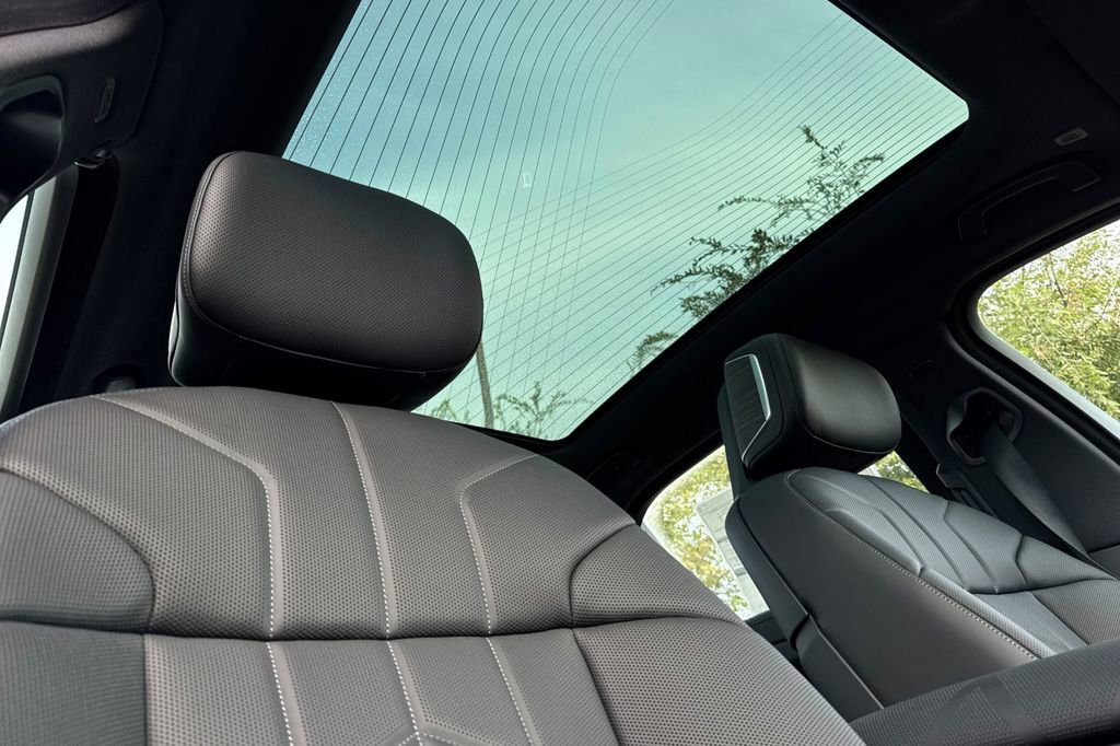 New 2026 BMW i7 xDrive60 w/ Executive Package image 17