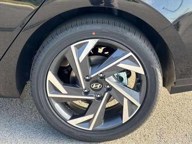Certified 2025 Hyundai Elantra SEL FWD image 9