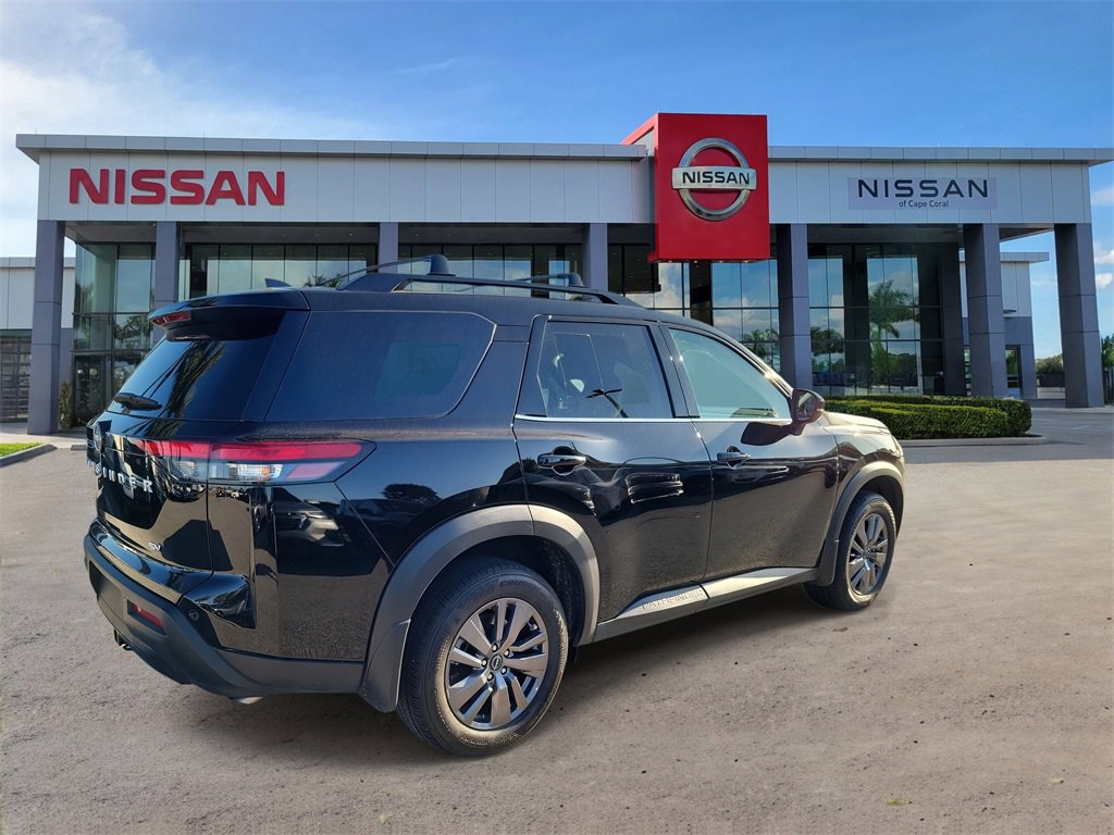 Used 2023 Nissan Pathfinder SV image 4