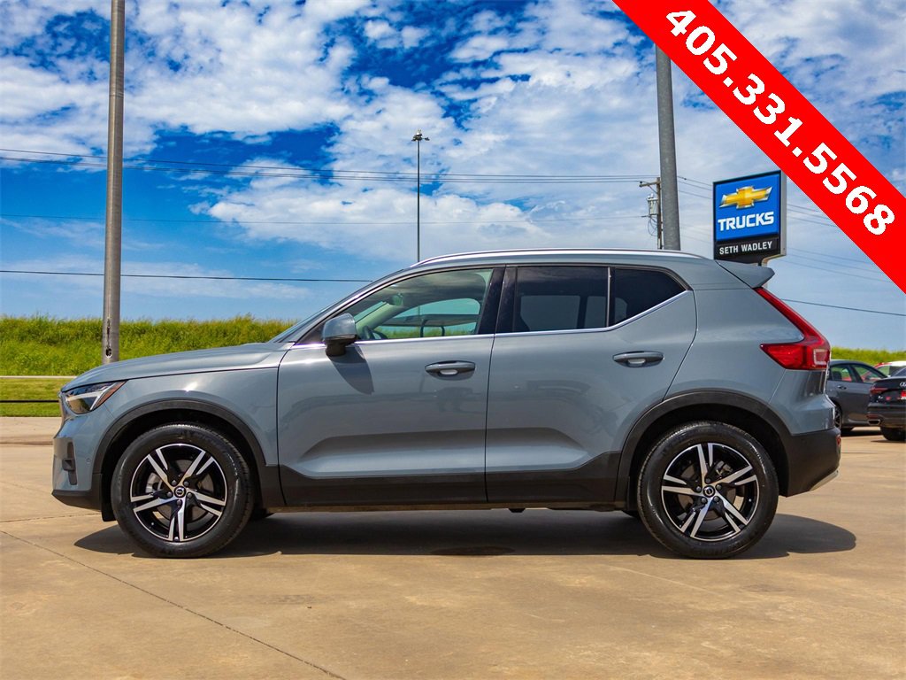 Used 2023 Volvo XC40 B5 Plus image 6