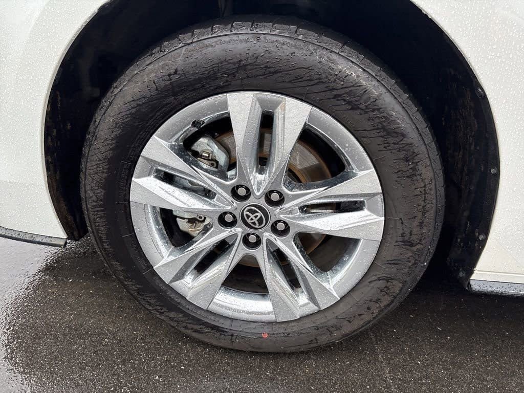 Used 2025 Toyota Sienna Limited image 11