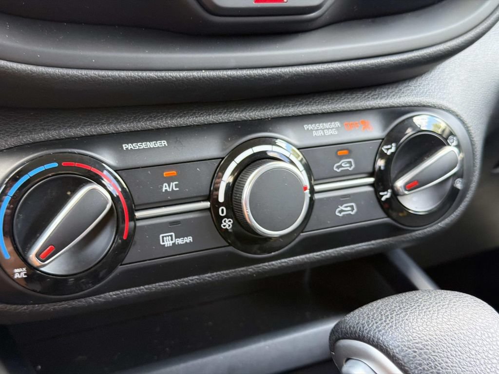 Used 2025 Kia Soul LX w/ LX Technology Package FWD image 23