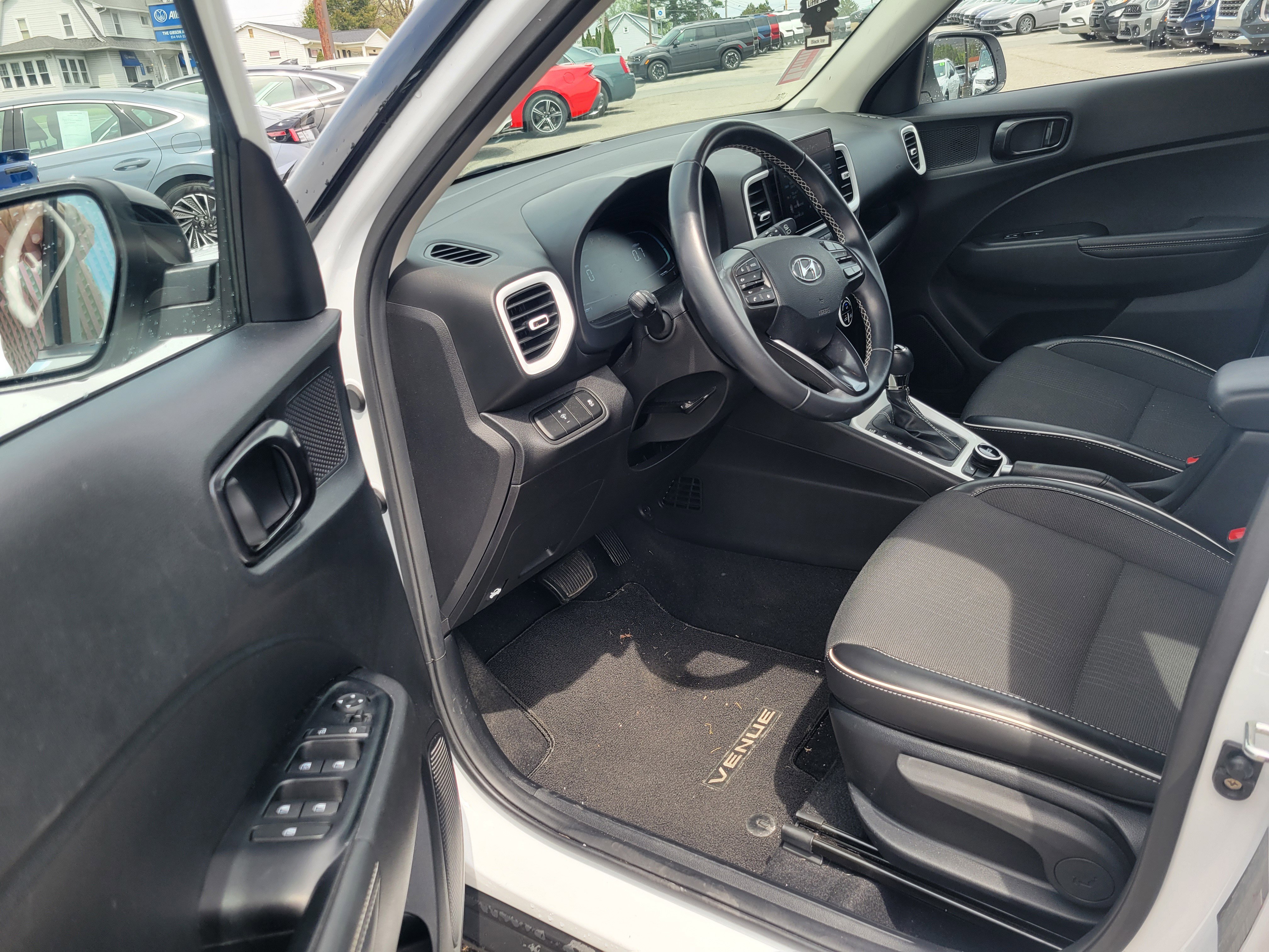 Used 2023 Hyundai Venue Limited image 7