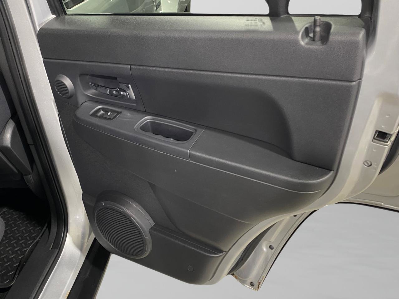 Used 2011 Jeep Liberty Sport image 27