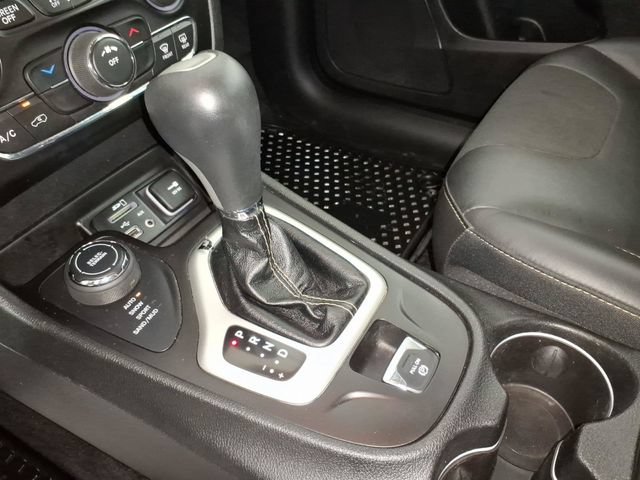 Used 2018 Jeep Cherokee Latitude Plus w/ Cold Weather Group AWD/4WD image 24