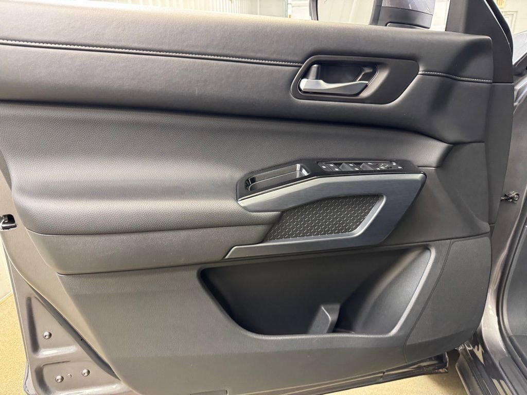 Used 2025 Nissan Pathfinder SL AWD/4WD image 8