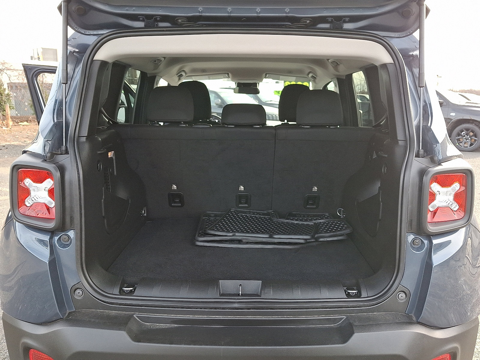 Used 2023 Jeep Renegade Latitude image 30