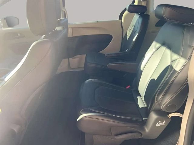 Used 2024 Chrysler Pacifica Touring-L FWD image 9