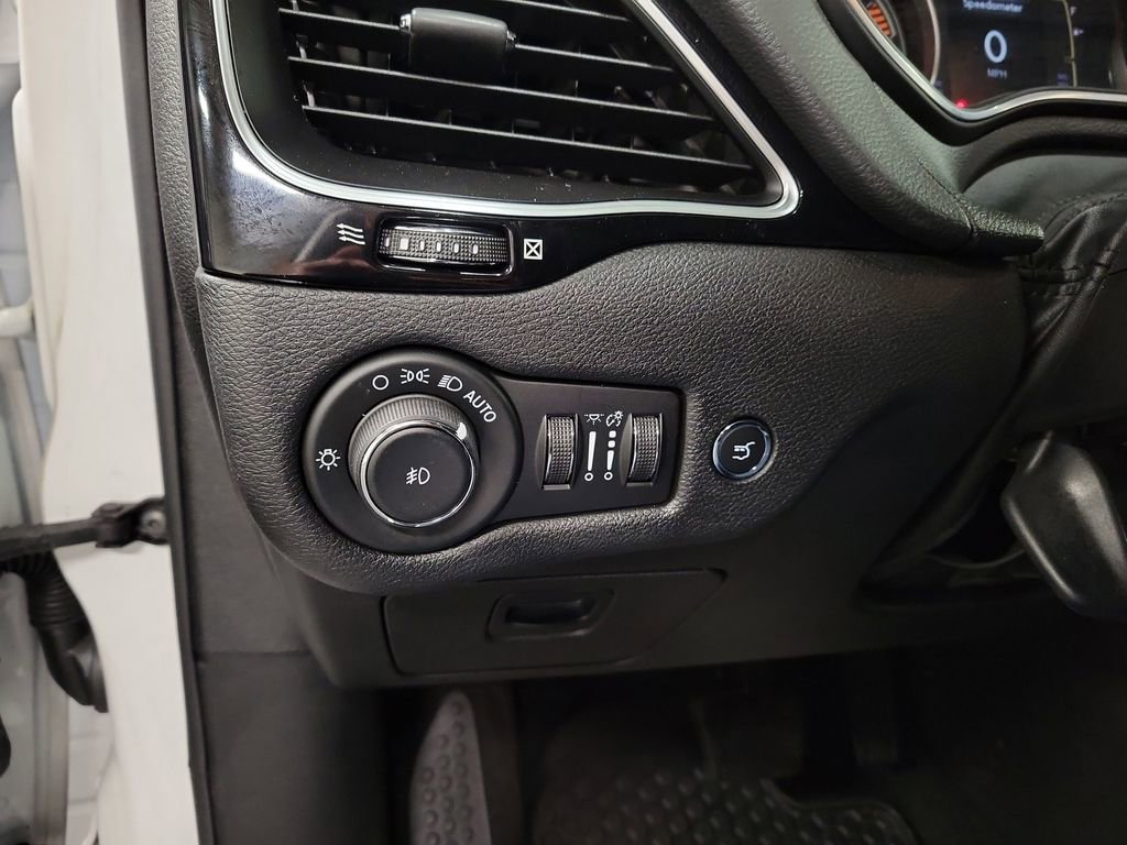 Used 2020 Jeep Cherokee Latitude Plus image 23