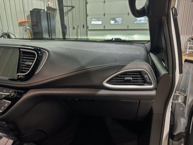 Used 2023 Chrysler Pacifica Touring image 26