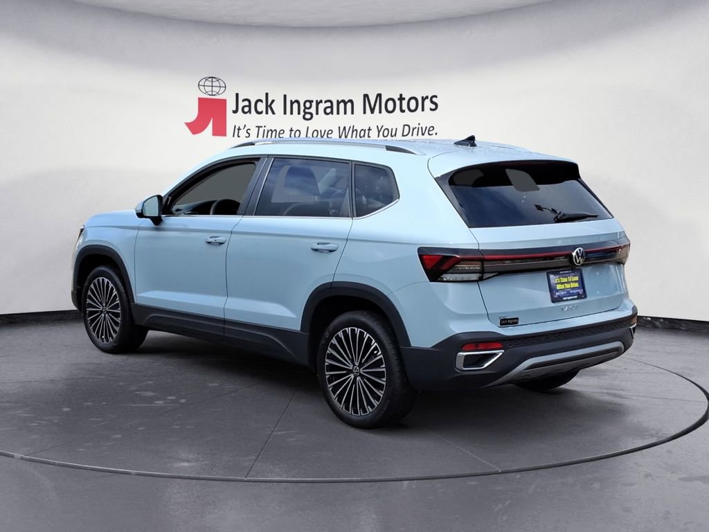 Used 2025 Volkswagen Taos SE image 3