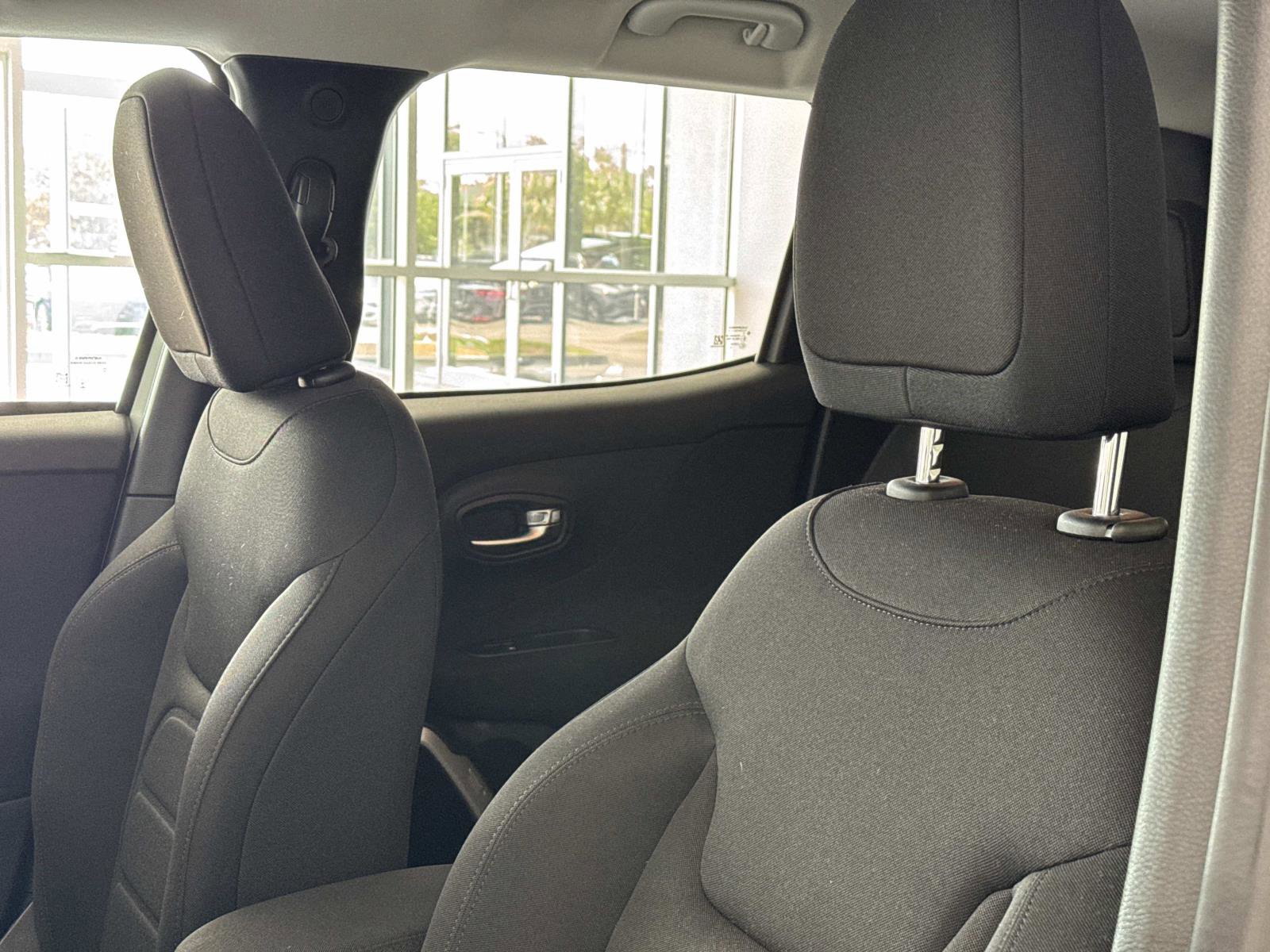Used 2018 Jeep Renegade Latitude w/ UConnect 8.4 Nav Group FWD image 13