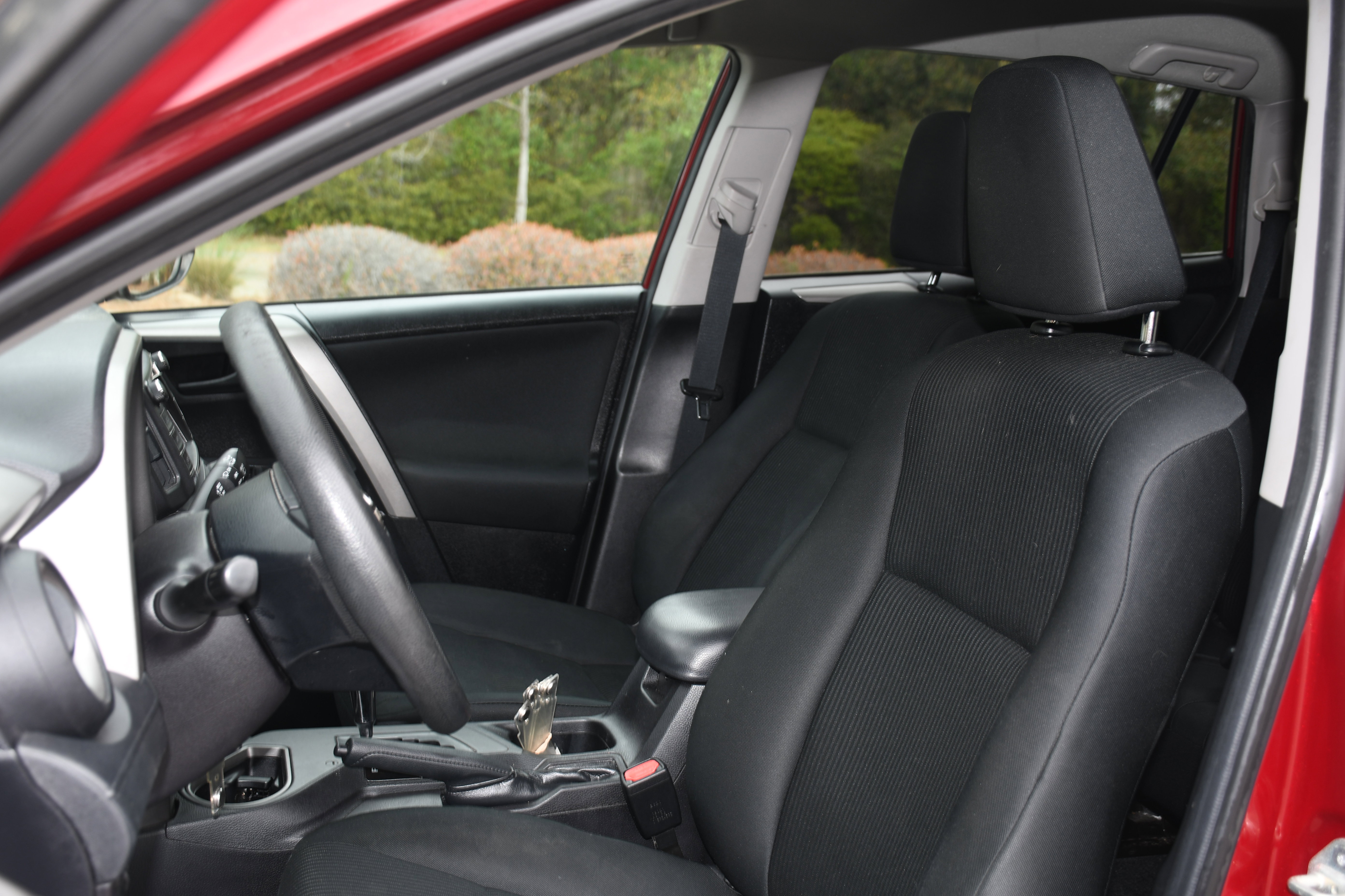 Used 2018 Toyota RAV4 LE FWD image 11