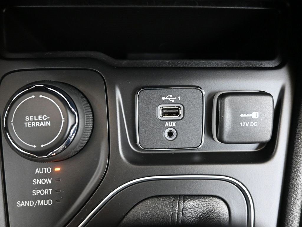 Used 2021 Jeep Cherokee Latitude Lux 80th Anniv w/ Quick Order Package 26U 80TH image 34