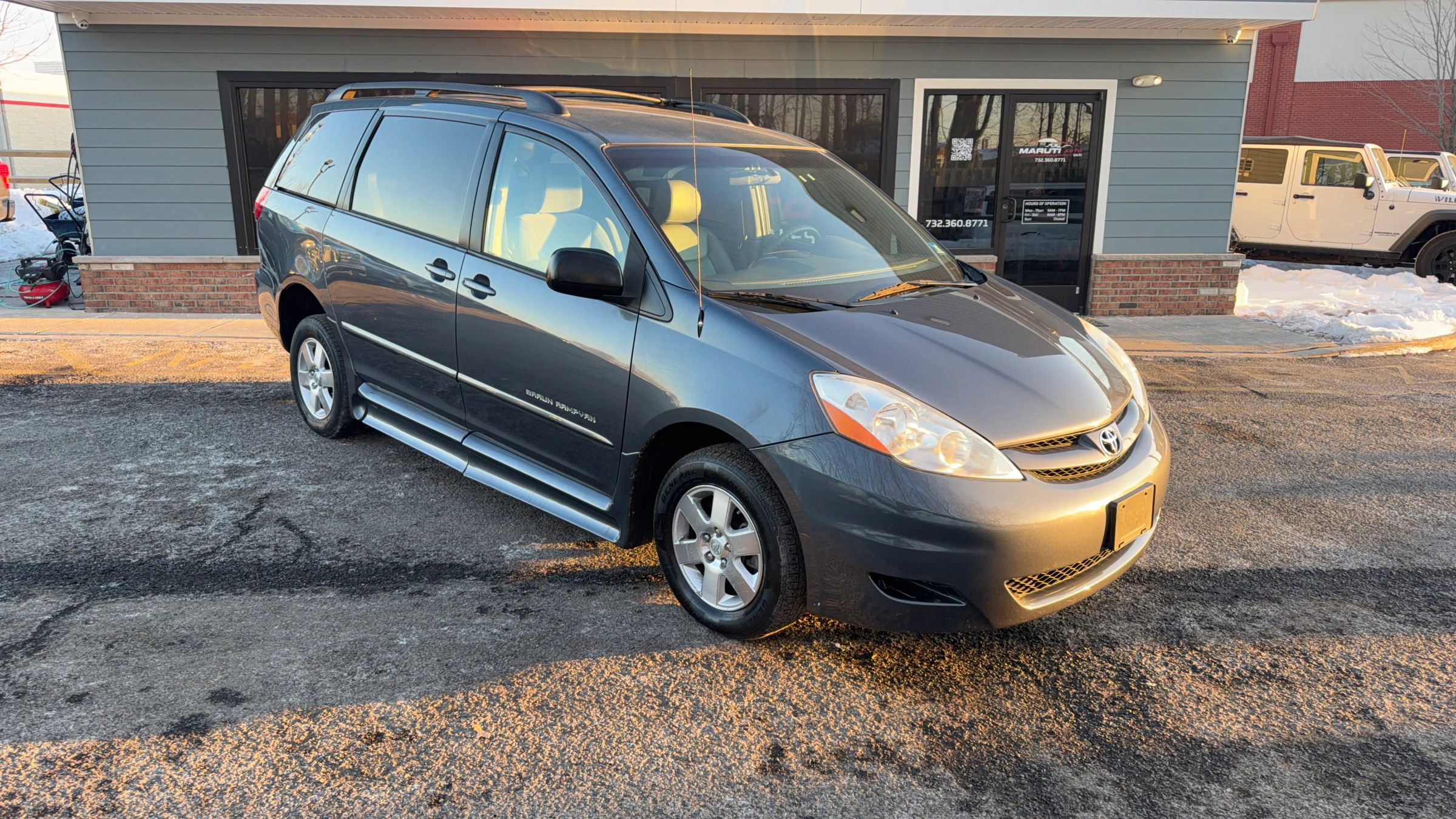 Used 2010 Toyota Sienna LE FWD image 3