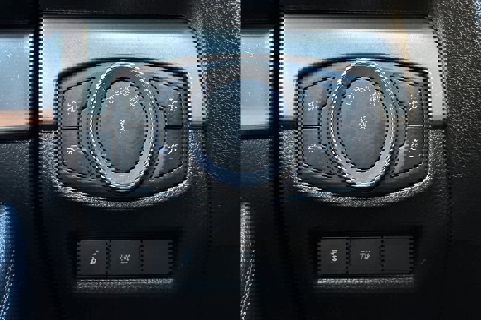 Used 2018 Ford Explorer XLT w/ Equipment Group 202A image 32