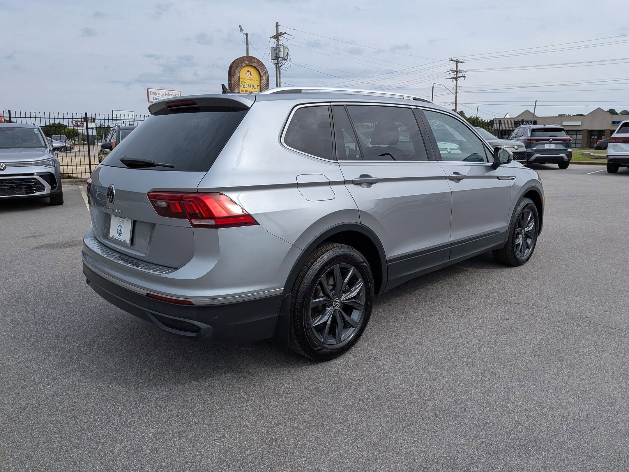 Used 2023 Volkswagen Tiguan SE FWD image 3