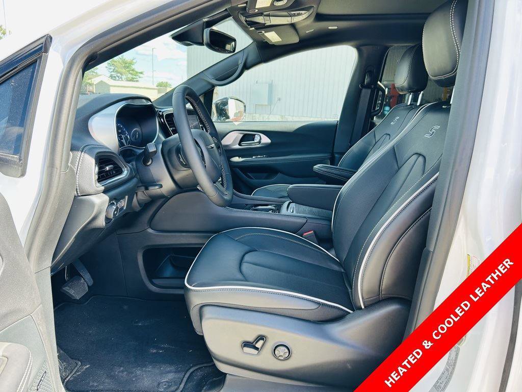 New 2026 Chrysler Pacifica Limited w/ Uconnect Theater Family Group image 3