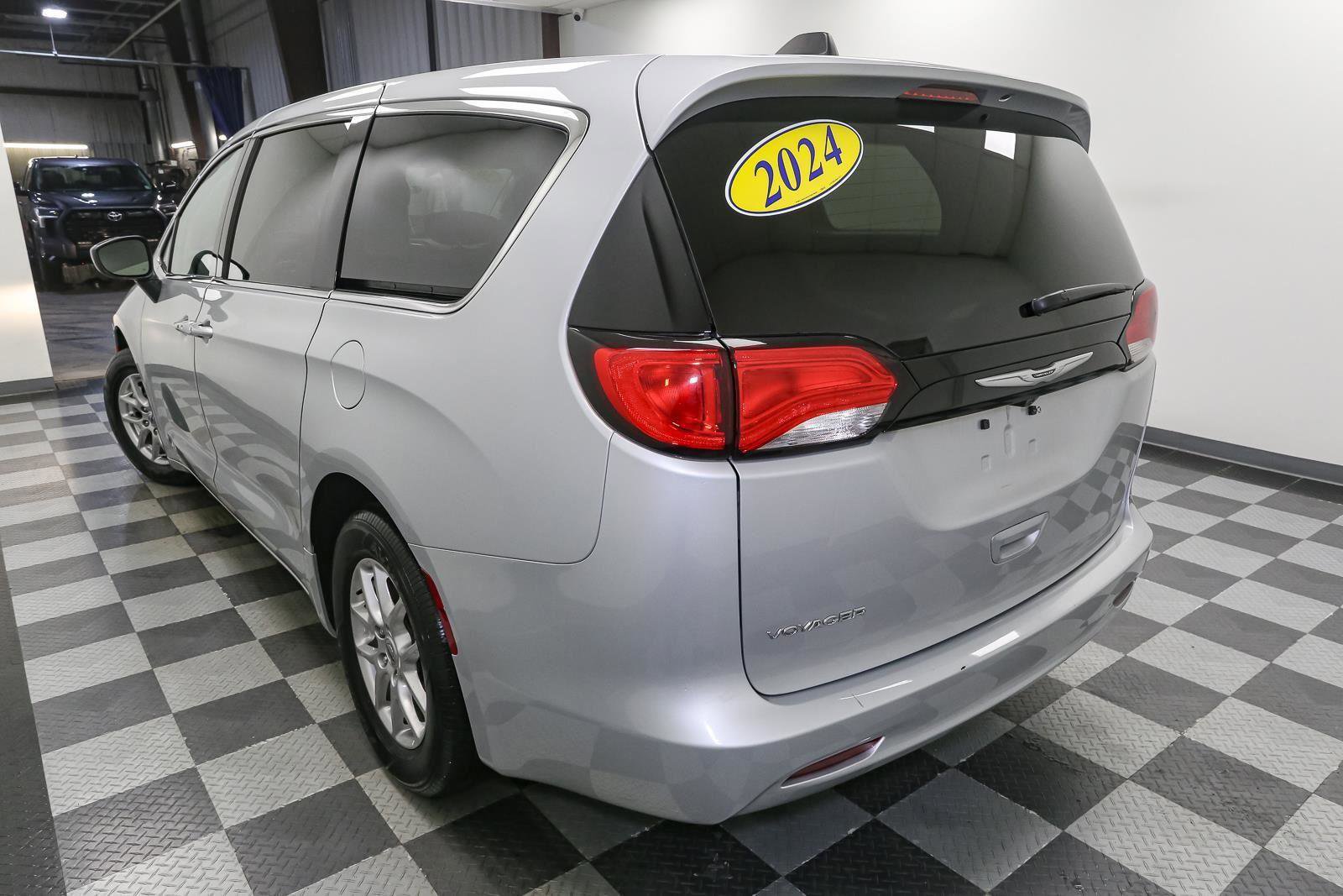 Used 2024 Chrysler Voyager LX image 9