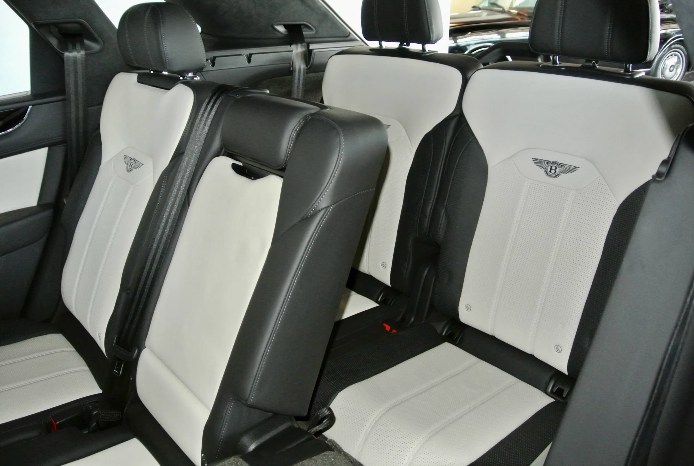 Used 2023 Bentley Bentayga AWD/4WD image 30