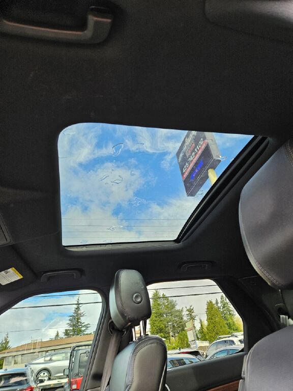 Used 2018 Land Rover Discovery HSE AWD/4WD image 24