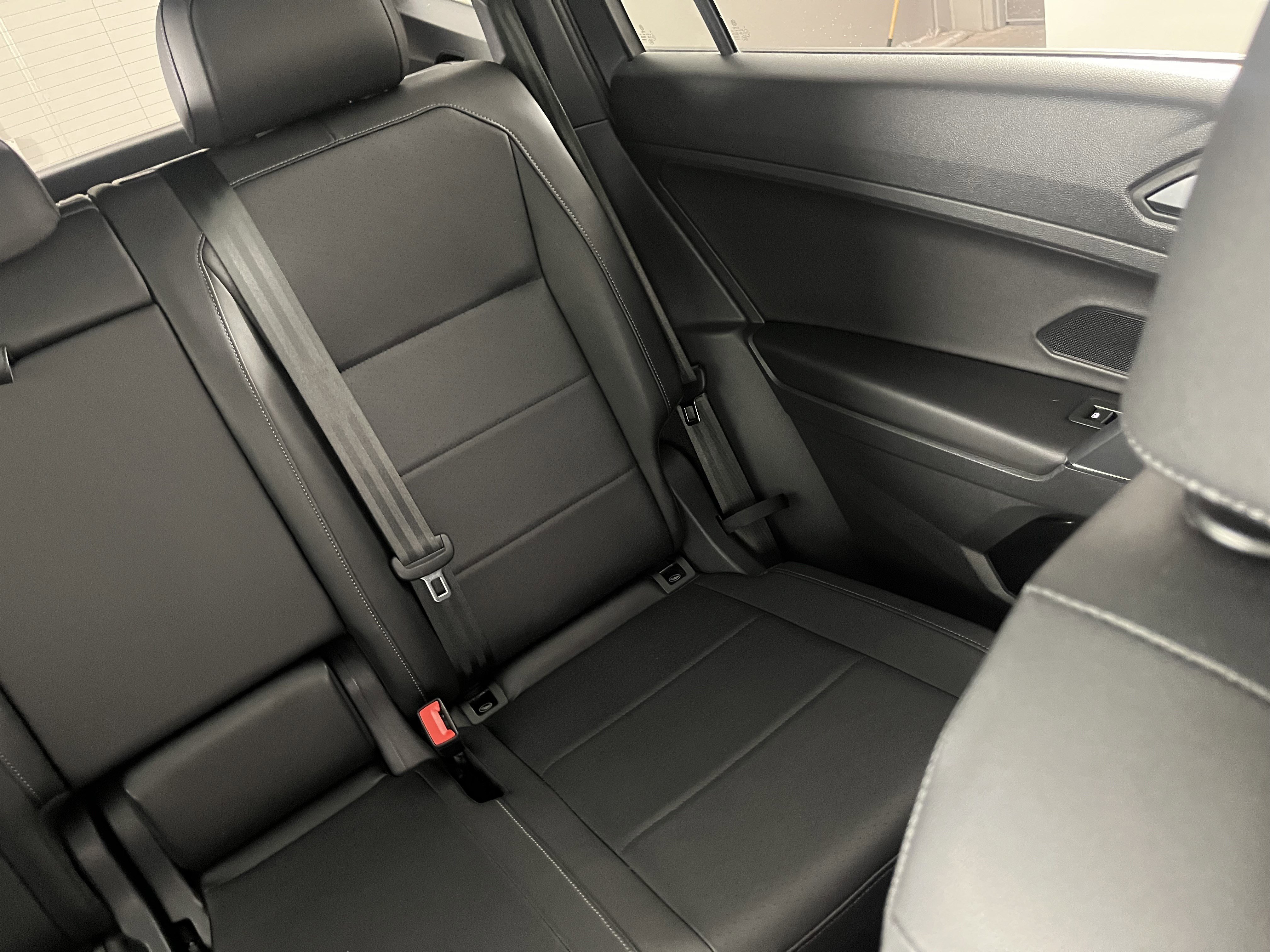 Used 2020 Volkswagen Tiguan SE R-Line image 24