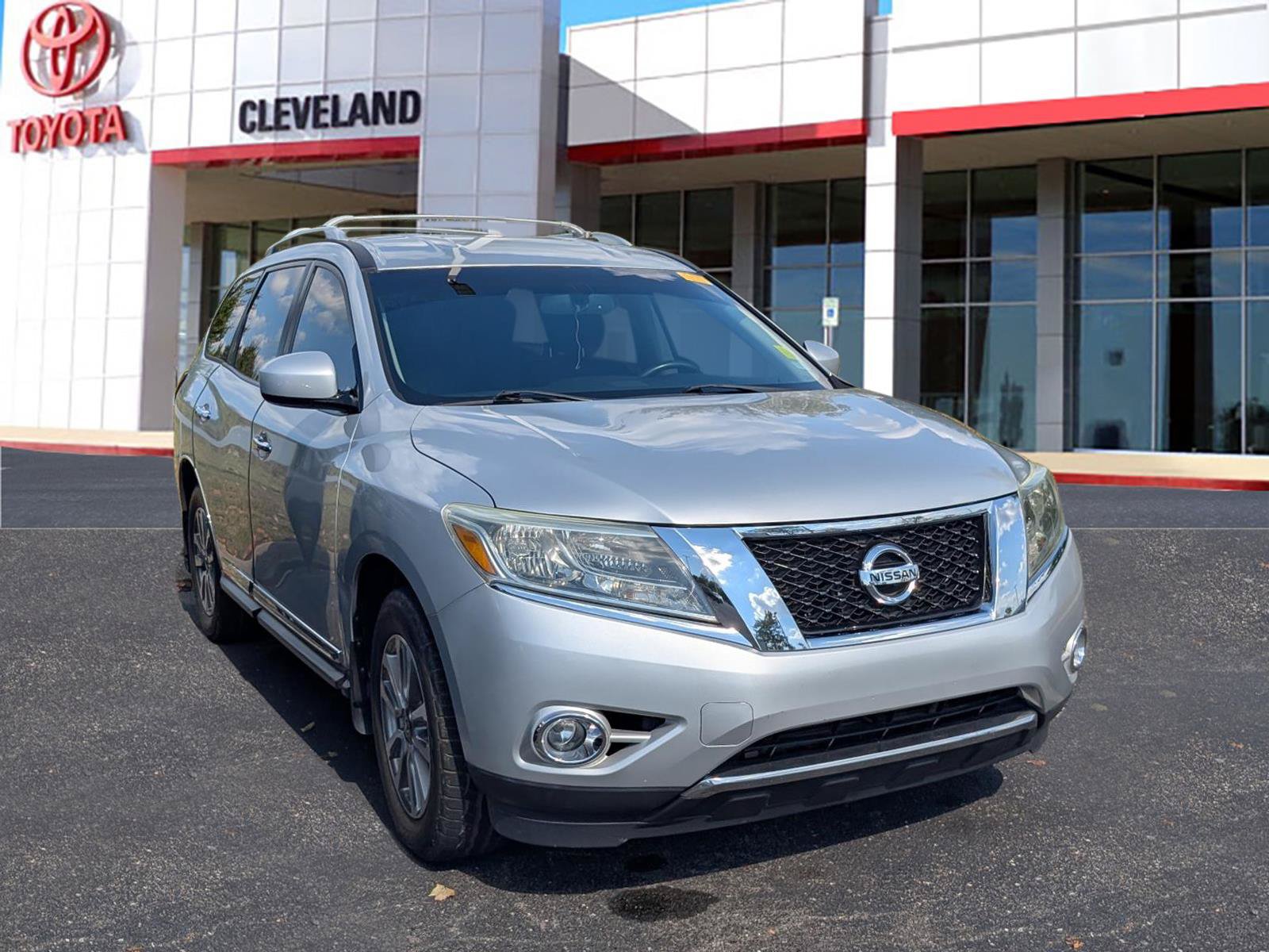 Used 2013 Nissan Pathfinder SL FWD image 2