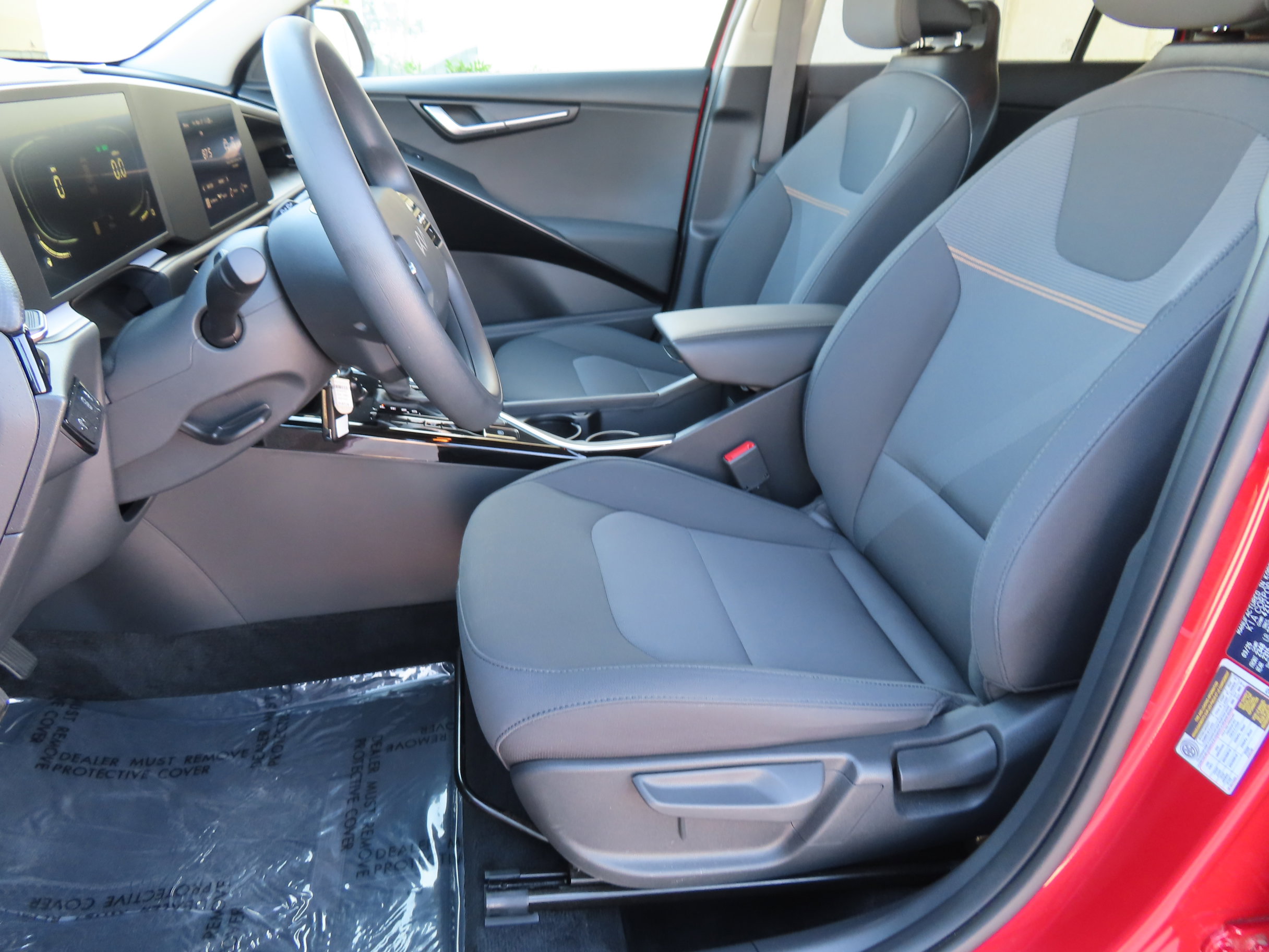 Used 2025 Kia Niro LX image 12